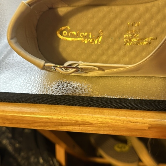 Brand new comfort, well sandals . Beautiful light tan. New without tags. 11 wide - Picture 8 of 12